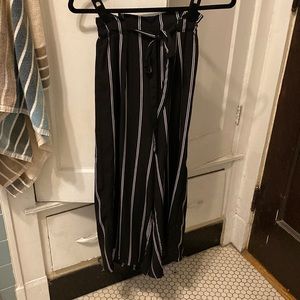 Striped flows cropped pants.